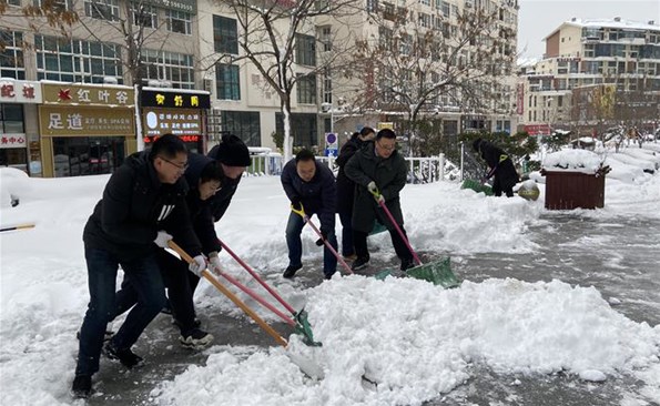以動制“凍”，溫暖護行——威海產投集團開展清雪行動