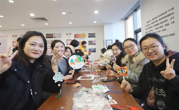 巧手剪福筆墨迎春 非遺雅韻潤澤心田——威海產(chǎn)投集團舉辦民俗文化活動